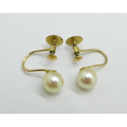 960 - A pair of 9ct gold and pearl earrings, 1.2g