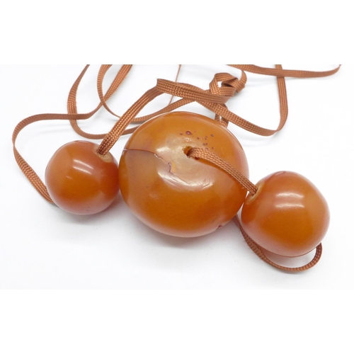 964 - An amber necklet, 56g