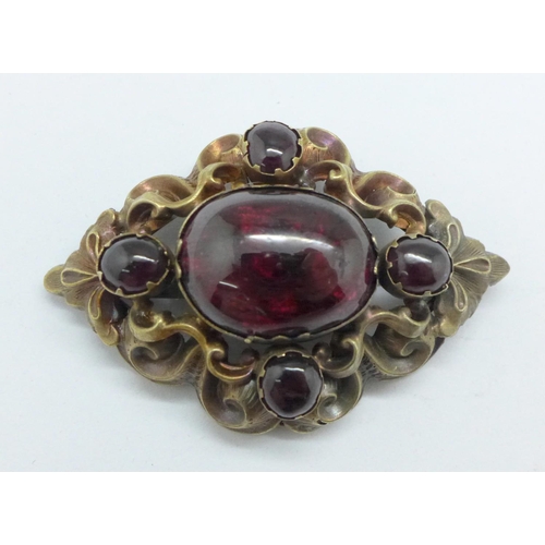 975 - A Victorian cabochon and garnet brooch (tests as high carat gold) back a/f, 15.2g