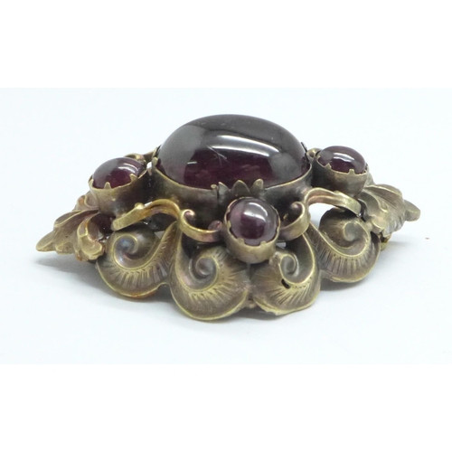 975 - A Victorian cabochon and garnet brooch (tests as high carat gold) back a/f, 15.2g