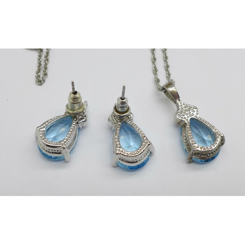 979 - A blue and white stone pendant and earring set