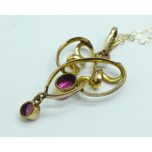 993 - An Edwardian yellow metal pendant on a fine 9ct gold chain, 3.1g