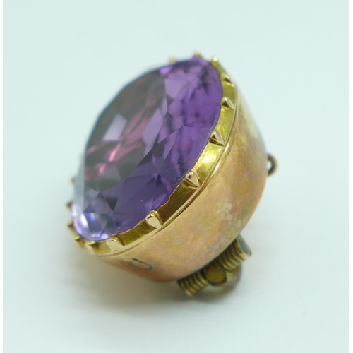 998 - A yellow metal set amethyst brooch, 19mm x 23mm, 7.5g