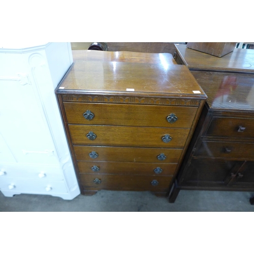 272 - An oak chest of drawers