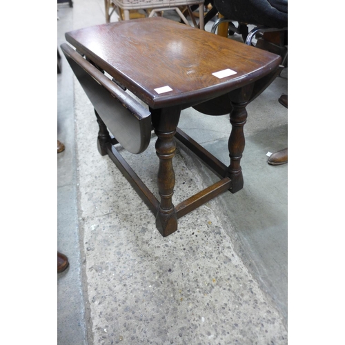 279 - An oak drop-leaf occasional table