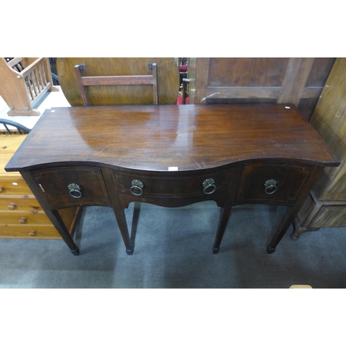 289 - A George III mahogany serpentine sideboard