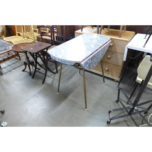 318 - A Formica drop-leaf kitchen table