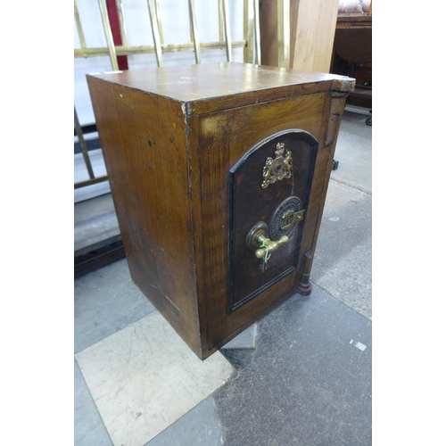 424 - A Victorian cast iron fitted safe, by Thomas Skidmore & Son, Wolverhampton