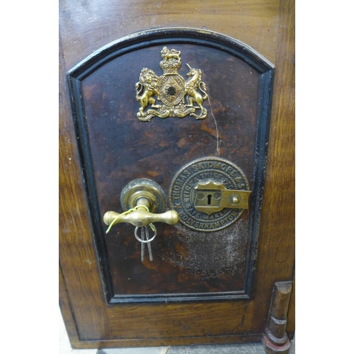 424 - A Victorian cast iron fitted safe, by Thomas Skidmore & Son, Wolverhampton