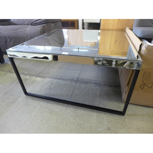 1869 - A square mirrored coffee table - damaged