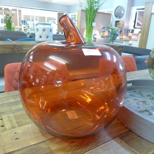 1439 - A recycled red glass apple (80103RD10)   #