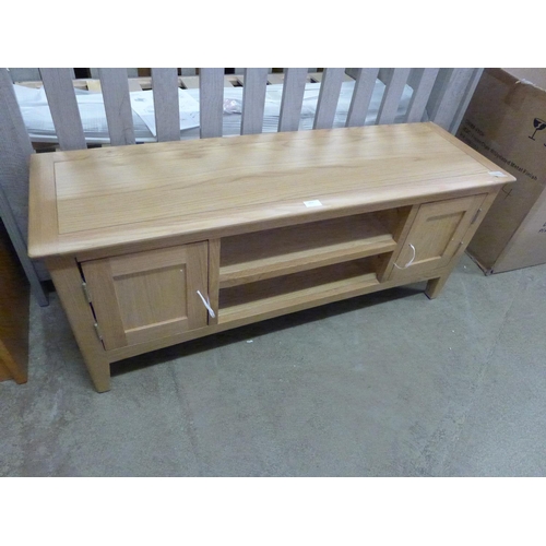 1857 - A Malvern Shaker oak large TV unit (EV07-87) * this lot is subject to VAT - damaged