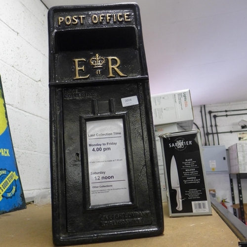 2094 - Reproduction black metal post box with key * this lot is subject to vat