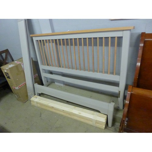 1892 - A Harbour kingsize bed frame - damaged