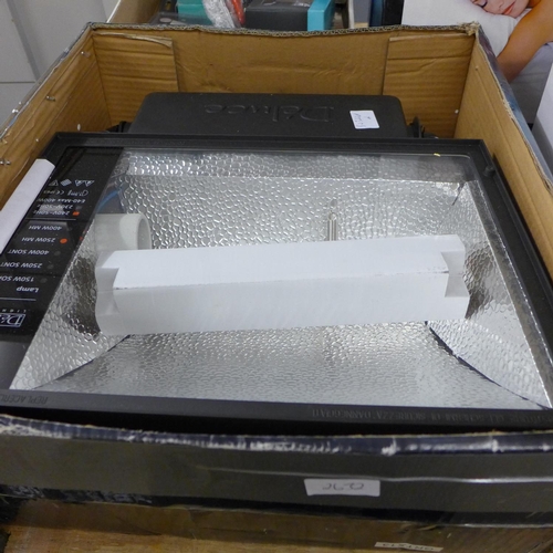 2632 - Deluce 250w Metalhide flood light - unused - W