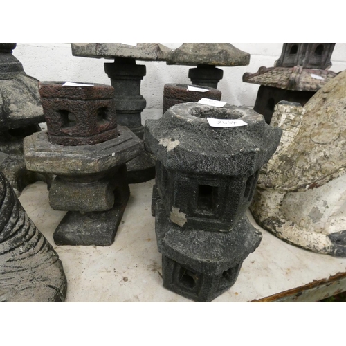 2654 - 2 x 2 Piece stone garden ornaments plus 2 spare pieces