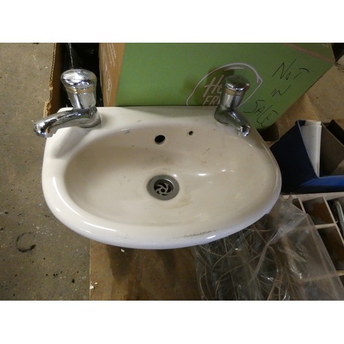 2606 - Small toilet sink with taps, Rotary washing line in bag