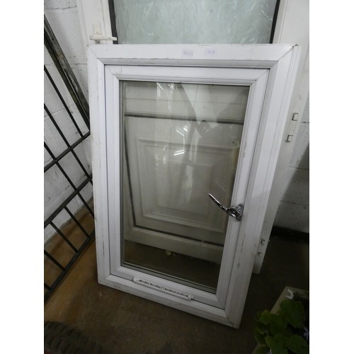 2639 - Double glazed window - no key - approx. 1050mm x 700mm