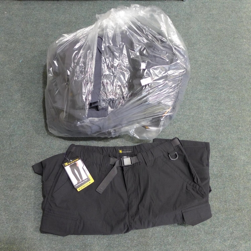 3330 - Eleven pairs of men's lightweight trousers/shorts (zip-off) * This lot is subject to VAT