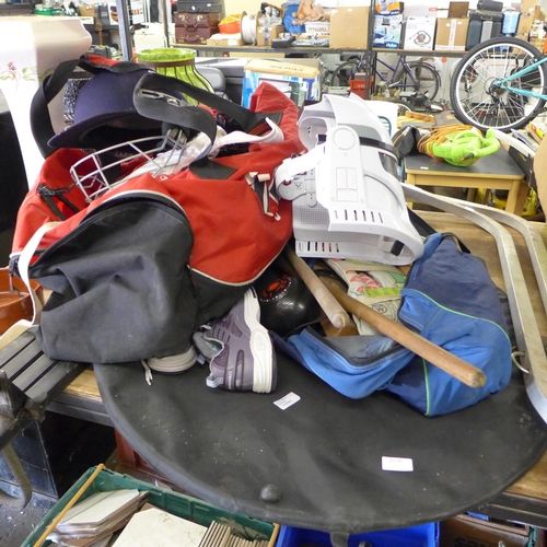 2579 - Spring-up football net, cricket pads, size 8 bowling shoes, etc.