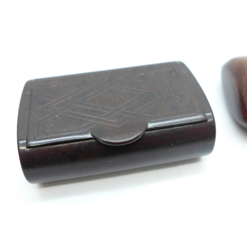 1125 - A Bakelite snuff box, one other snuff box and an egg shaped carved pomander