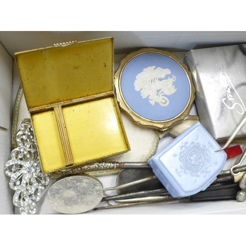 729 - A collection of compacts, button hooks, trinket pots, etc.