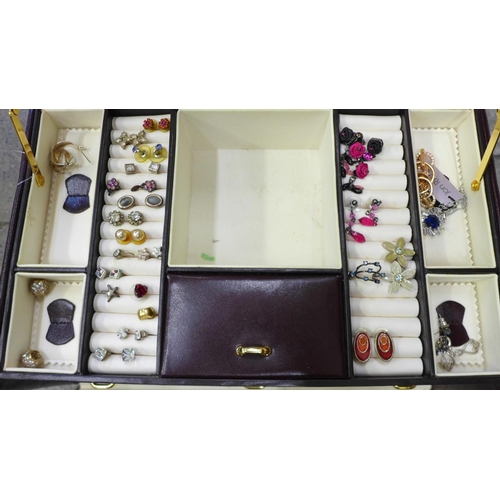 753 - A jewellery box containing fashion and costume jewellery