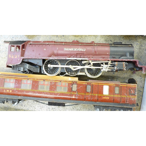 779 - A Hornby Dublo Duchess of Atholl OO gauge steam locomotive, rail carriages, track and transformers, ... 