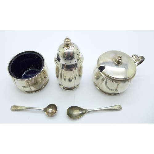 851 - A cased silver three piece cruet set, Birmingham 1939, 89g