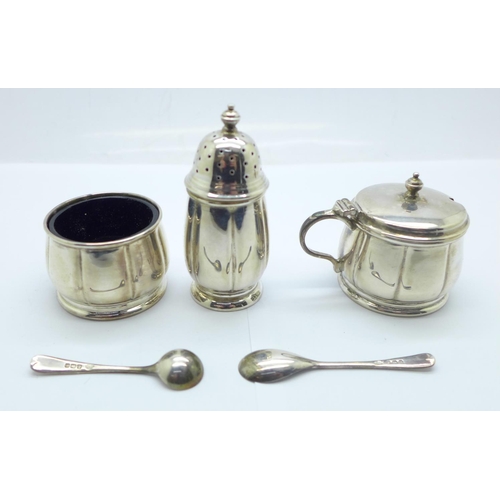 851 - A cased silver three piece cruet set, Birmingham 1939, 89g