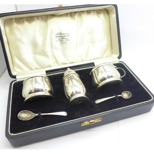 851 - A cased silver three piece cruet set, Birmingham 1939, 89g