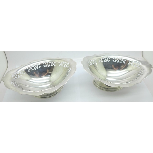 859 - A pair of pierced silver bon bon dishes, Sheffield 1932, 367g