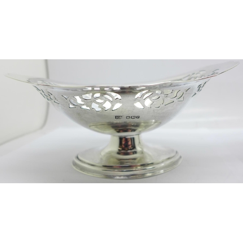 859 - A pair of pierced silver bon bon dishes, Sheffield 1932, 367g