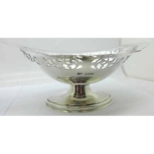 859 - A pair of pierced silver bon bon dishes, Sheffield 1932, 367g