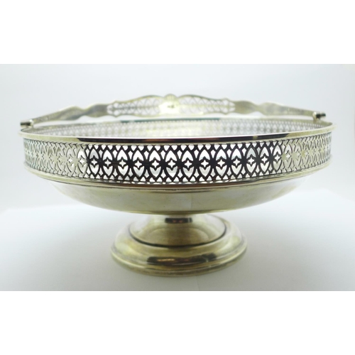 863 - A silver basket by Walker & Hall, Sheffield 1921, 550g, diameter 23cm