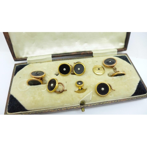 873 - A cased set of buttons and cufflinks