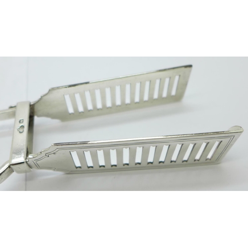 888 - A pair of silver asparagus tongs, Sheffield 1956, 140g