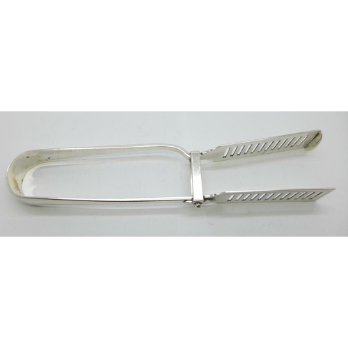 888 - A pair of silver asparagus tongs, Sheffield 1956, 140g