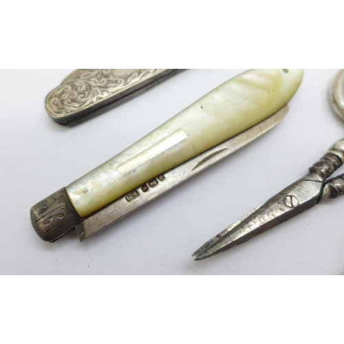 893 - A pair of silver handled scissors, a silver penknife, a silver bladed fruit knife, a silver cheroot ... 