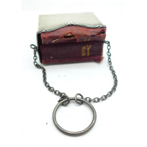 899 - A silver Prayer and Hymn Book holder, 44g with a miniature prayer and hymn book