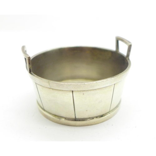 903 - A Victorian silver pot in the form of a basket, by George Unite, Birmingham 1882, 35g