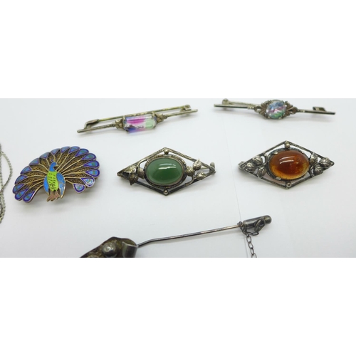 910 - Silver jewellery including Arts and Crafts brooches