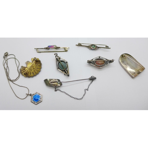 910 - Silver jewellery including Arts and Crafts brooches