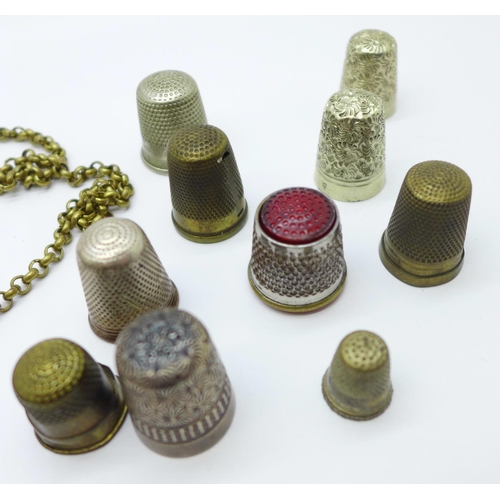 920 - A mesh purse and eleven thimbles including Darcas