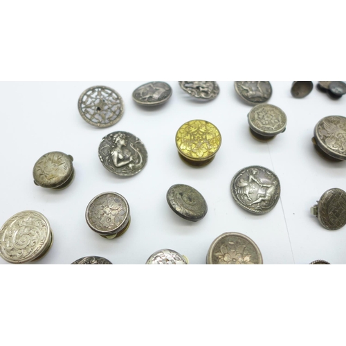 921 - Vintage buttons and studs, mainly silver fronted