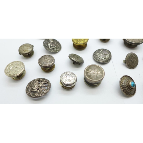 921 - Vintage buttons and studs, mainly silver fronted