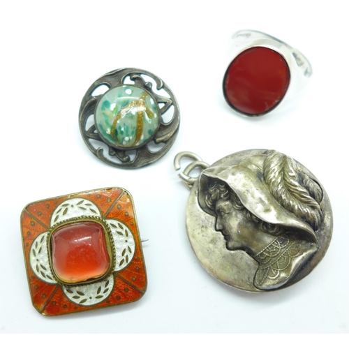 934 - A silver and abalone cabochon ring, a silver and cornelian ring, an enamel and orange stone brooch, ... 