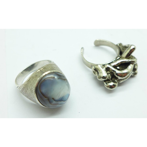 934 - A silver and abalone cabochon ring, a silver and cornelian ring, an enamel and orange stone brooch, ... 