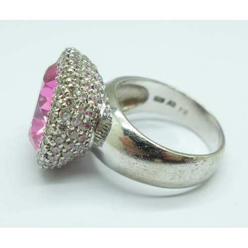 954 - A silver and large pink stone cluster ring, U