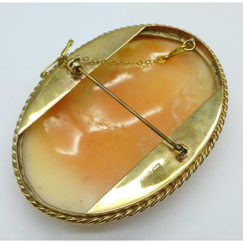 955 - A very large, hallmarked 9ct gold mounted cameo brooch, 27g, 67mm x 50mm